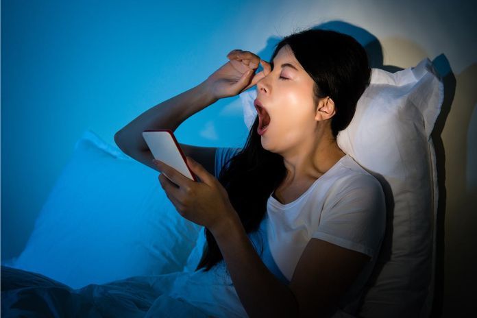 Por qué el modo nocturno de tu móvil podría estar trastornando tu sueño