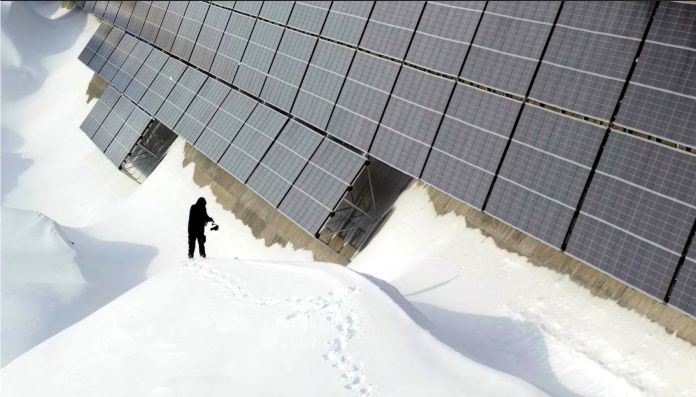 Suiza instala 5000 paneles solares en la presa más alta de Europa