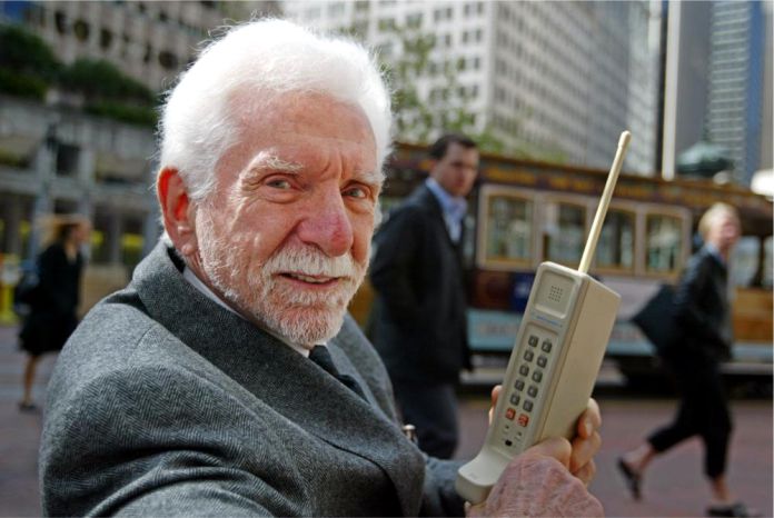 50 años de la primera llamada móvil: cómo Martin Cooper cambió el mundo de las comunicaciones
